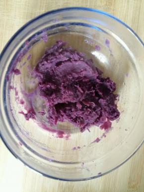 蒸熟的紫薯压成泥。