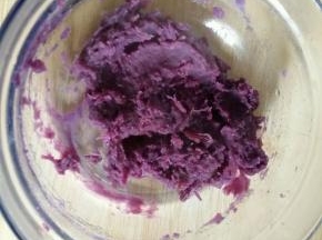 蒸熟的紫薯压成泥。