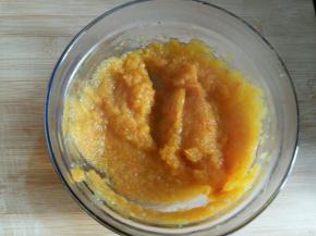 南瓜蒸熟也压成泥。