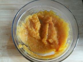 南瓜蒸熟也压成泥。