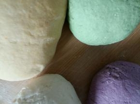 在紫薯和南瓜中分别加入面粉揉成面团。再揉一个不带颜色的面团。做出白色，紫色，绿色，黄色四种面团。