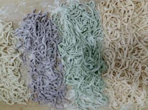 每个面团都要揉10分钟，然后擀成面片，两面撒上面粉，防止粘，然后卷起来，切成粗细均匀的面条。面条上撒上面粉，抖来分别晾着。