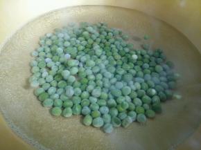 开始准备做炸酱的食材了。豌豆开水下锅煮熟。