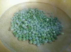 开始准备做炸酱的食材了。豌豆开水下锅煮熟。