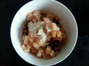 鸡胸肉切丁，倒入鸡粉，料酒，生抽，老抽，搅拌均匀腌制10分钟。