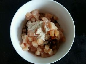 鸡胸肉切丁，倒入鸡粉，料酒，生抽，老抽，搅拌均匀腌制10分钟。