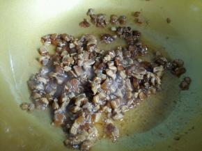 热锅凉油倒入鸡肉翻炒均匀。