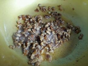 热锅凉油倒入鸡肉翻炒均匀。