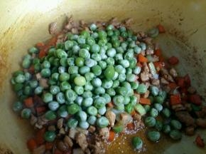 倒入豌豆粒。翻炒均匀。