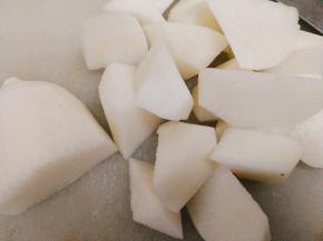 萝卜去皮，洗净切块待用，其中切一块稍微大些