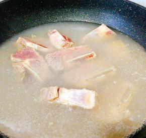 牛排洗净，放开水焯一下