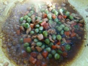 倒入两勺豆瓣酱，加入半碗水，煮开，收汁。