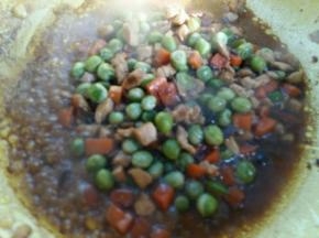 倒入两勺豆瓣酱，加入半碗水，煮开，收汁。