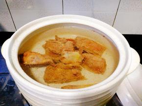 取砂锅，放入适量清水，放下牛排，煲汤用砂锅是最好的