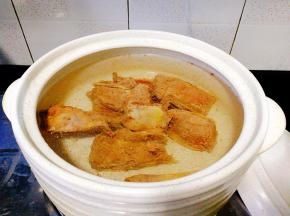取砂锅，放入适量清水，放下牛排，煲汤用砂锅是最好的