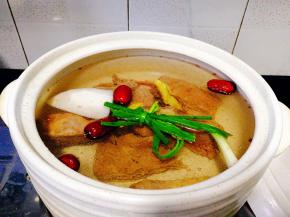 放入姜，红枣，桂皮，葱结，一块小萝卜。