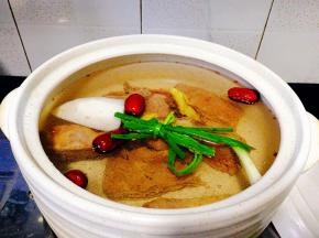 放入姜，红枣，桂皮，葱结，一块小萝卜。