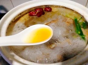 大火烧开后，加适量料酒，，小火20分钟.