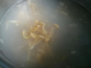 面条开水下锅，分别煮。从颜色浅的开始煮。因为蔬菜汁做的面条煮的时候有微微的掉色。煮至面条完全透明，中间没有生面。