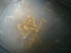 面条开水下锅，分别煮。从颜色浅的开始煮。因为蔬菜汁做的面条煮的时候有微微的掉色。煮至面条完全透明，中间没有生面。