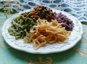 成品图。面条摆开，中间放入炸酱。