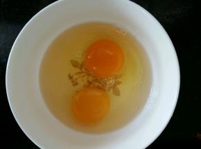鸡蛋2个打入碗中。
