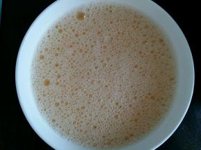 鸡蛋打散，倒入适量盐，加入2倍蛋液的温水，水温37度左右。然后搅拌均匀。