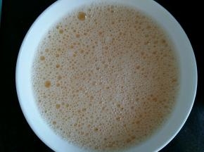 鸡蛋打散，倒入适量盐，加入2倍蛋液的温水，水温37度左右。然后搅拌均匀。