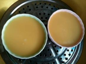 蛋液过筛倒入碗中。