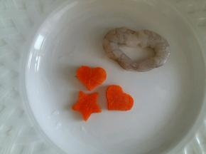 准备好吓人，胡萝卜片压出造型。