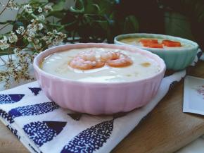 用了2个碗一起蒸，上面只盖了一个盘子所以有点不严，热水滴进去了，有些小洞。