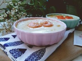 用了2个碗一起蒸，上面只盖了一个盘子所以有点不严，热水滴进去了，有些小洞。