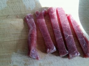 牛肉切条，肉冷冻一下会比较容易切。