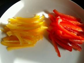 红椒和黄椒切丝。
