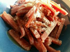 切好的牛肉放入鸡粉，黑胡椒粉，料酒，生抽，老抽，白糖抓匀腌制10分钟。