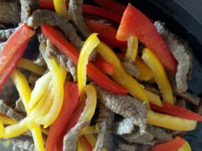 翻炒均匀即可关火。腌制牛肉放了所有的调味，后面不需要再加了。