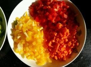 胡萝卜，黄椒，红椒切丁。