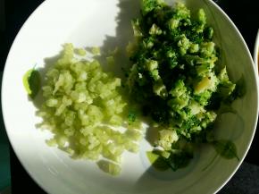 西芹切丁，焯熟的西兰花切碎。