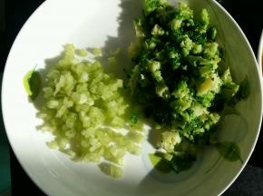西芹切丁，焯熟的西兰花切碎。