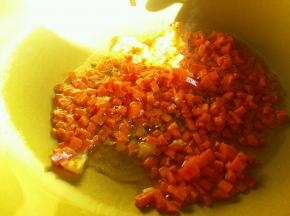 热锅凉油，倒入胡萝卜丁翻炒半分钟