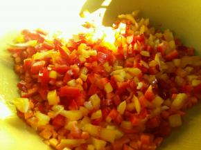 倒入红椒和黄椒翻炒半分钟。