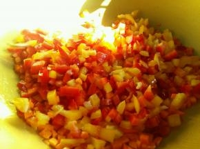 倒入红椒和黄椒翻炒半分钟。