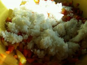 倒入剩米饭，翻炒均匀。