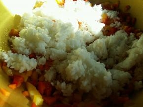 倒入剩米饭，翻炒均匀。