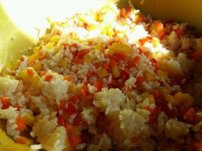 倒入酱油翻炒均匀。