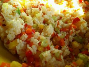 倒入西芹丁，翻炒1分钟。