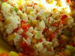 倒入西芹丁，翻炒1分钟。