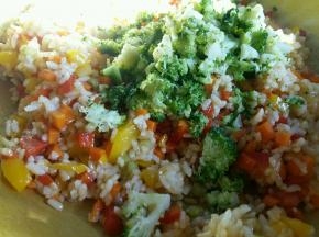 倒入西兰花翻炒均匀，倒入盐调味，搅拌均匀即可关火。