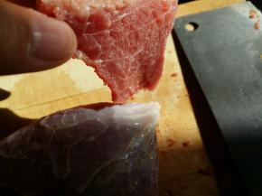 牛肉切薄片，牛肉选择不要带筋的，带筋的不容易嚼烂。