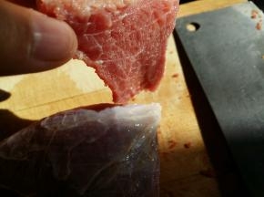 牛肉切薄片，牛肉选择不要带筋的，带筋的不容易嚼烂。